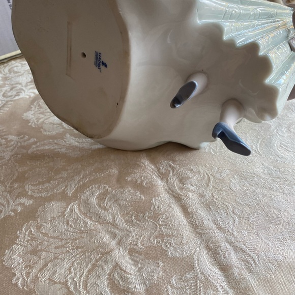 RETIRED 1998 ‘TEMIS LLADRO’ PORCELAIN FIGURINE- Item# 01006283 - Picture 7 of 14